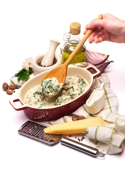 Kucharz przygotowujący posiłek